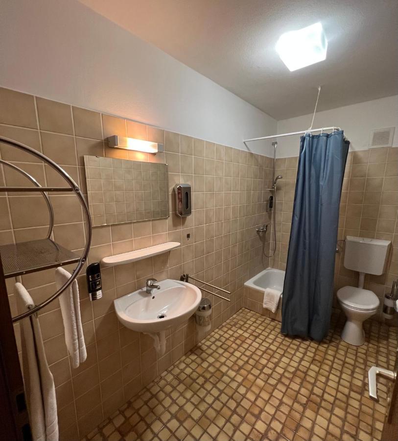 Hotel-Gasthof Deutschmeister Донаувёрт Экстерьер фото