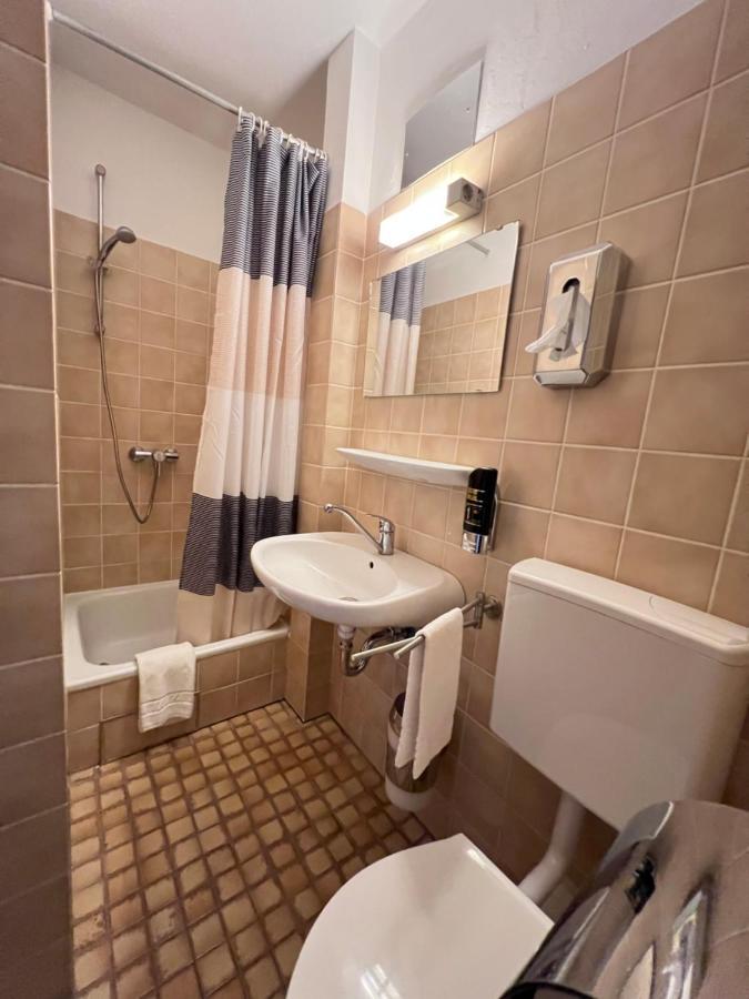 Hotel-Gasthof Deutschmeister Донаувёрт Экстерьер фото